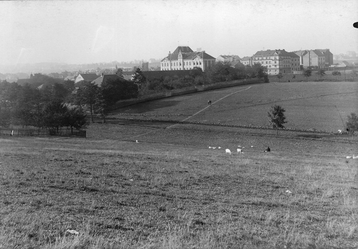 Pohled na staré Strašnice kolem roku 1927. Zatímco původní venkovská zástavba byla v poslední třetině 20. století prakticky zničena, secesní budova školy uprostřed na snímku, se zachovala dodnes. - popisky sepsal architekt Petr Kučera