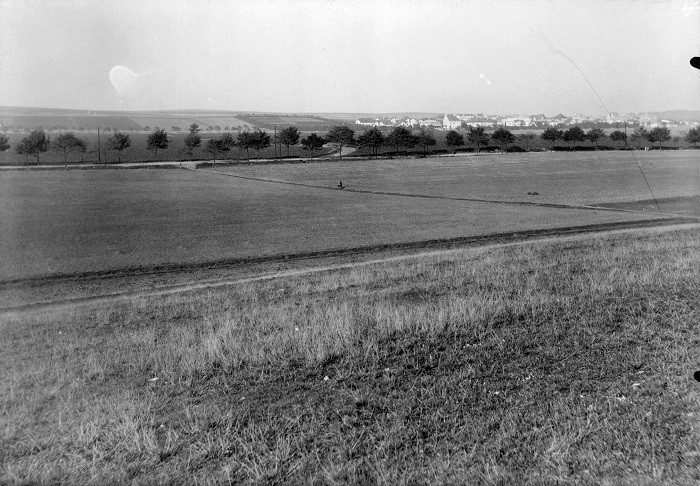 Tento snímek z roku 1927 navazuje na předchozí a ukazuje zemědělské plochy, které dnes zabýrá sídliště Solidarita a Strašnice. Uprostřed alejí lemovaná ulice V Olšinách, zcela v pozadí staré Malešice. - popisky sepsal architekt Petr Kučera